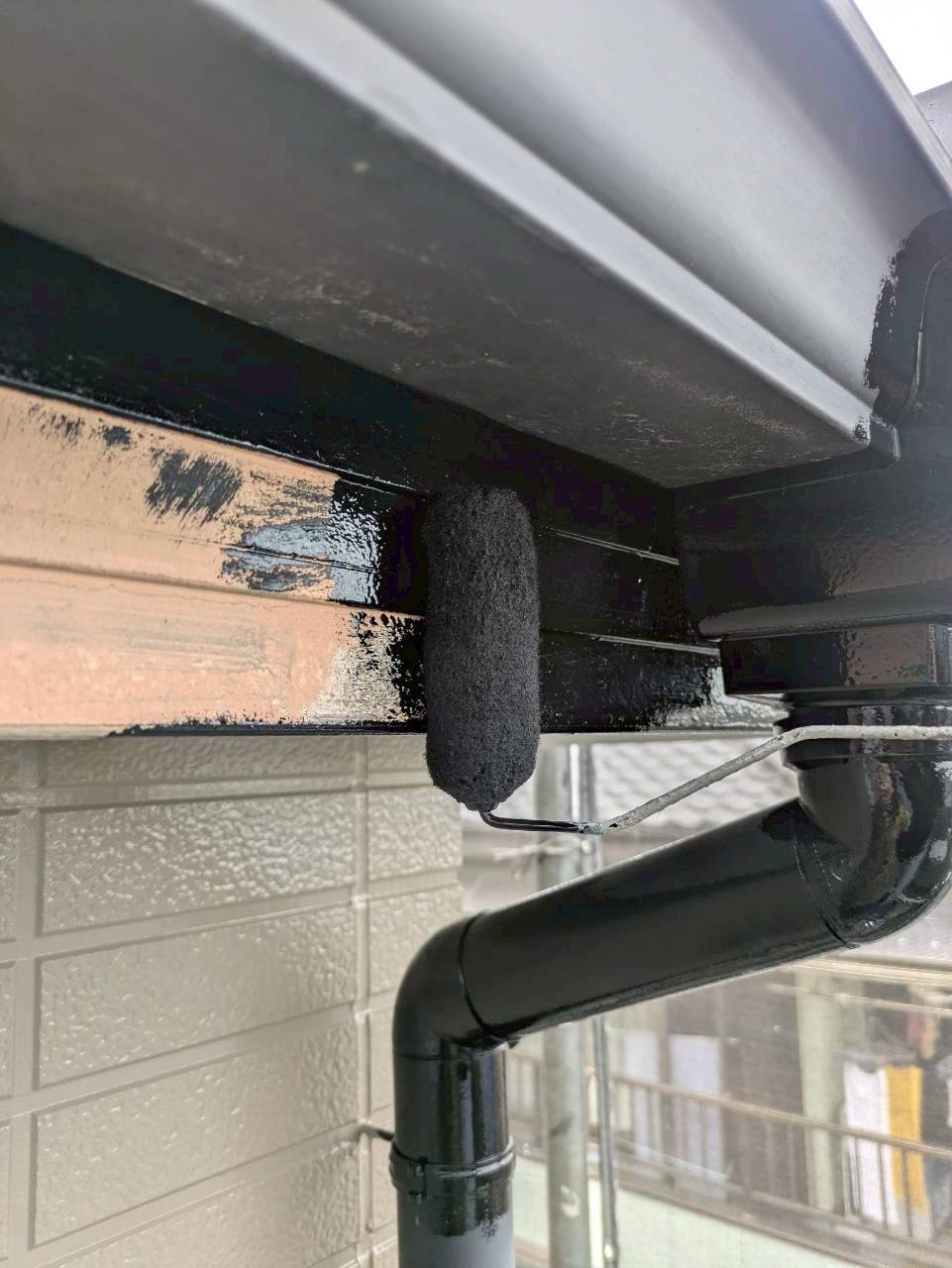 表面が劣化した破風板を黒色で塗装